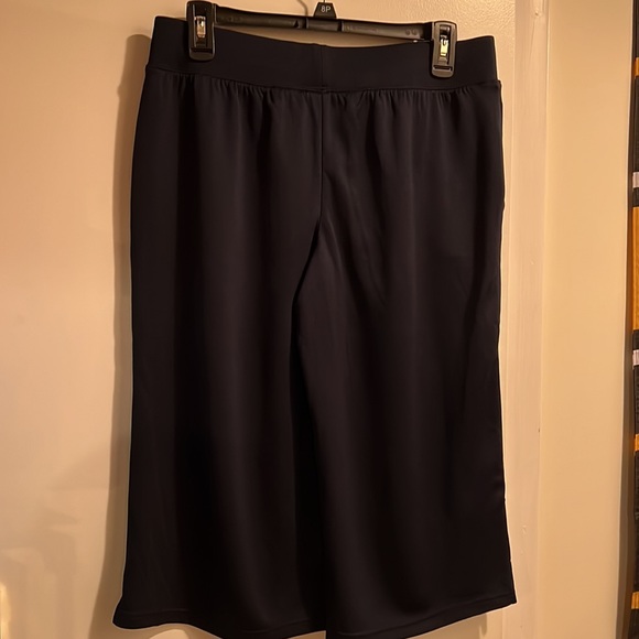 Exercise shorts/capris - Picture 3 of 7